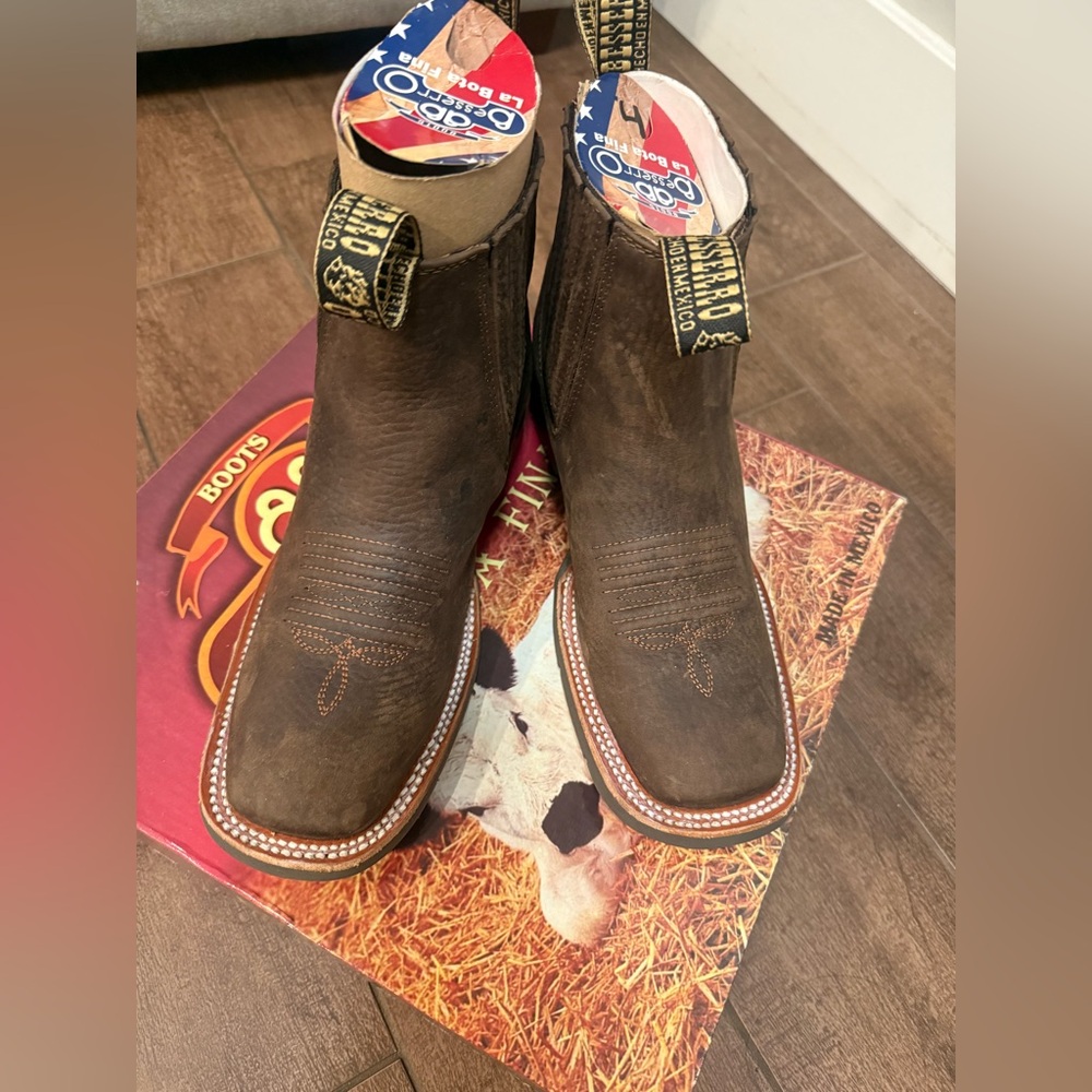 New men boots size 7